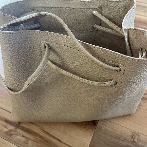 Elegant Cream Tote Bag - Picture 3 of 5